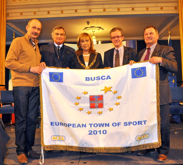 Il momento della consegna della bandiera della Citt� dello sport a Dublino