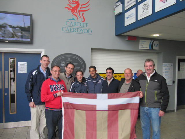 Al centro  i due nazionali della Canoa con la delegazione di Aces Europa a Cardiff; la delegazione buschese mette in mostra  la bandiera della Citt�, creata per il 250� anniversario