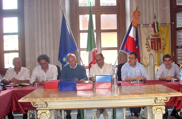 La Giunta durante una seduta del Consiglio. E' sempre pi� dificile amministare i Comuni, sempre pi� vessati dai tagli di Governo e Regioni. Da sinistra Gian Franco Ferrero, Giuseppe Delfino, il segretario comunale Giusto Scarpello, Luca Gosso, Marco Gallo,  Gianmichele Cismondi