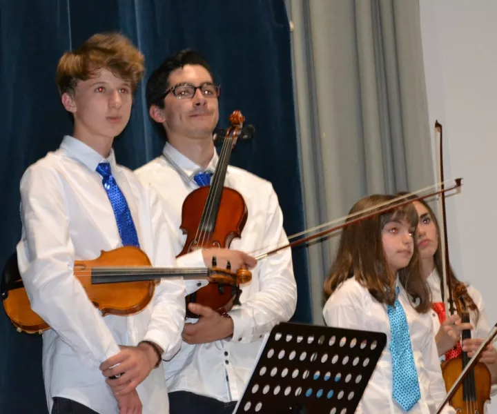 Il prossimo ottobre inizia il nuovo anno scolastico del Civico istituto musicale “A. Vivaldi”. Qui alcuni studenti durante un concerto