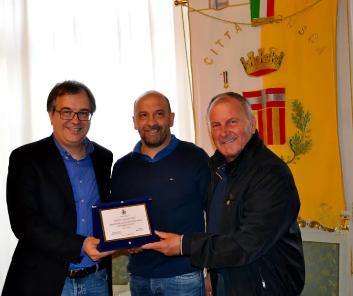 Il sindaco, Marco Gallo, e l’assessore allo Sport, Gian Franco Ferrero, consegnano al presidente del Busca Calcio 1920, Luca Bosio, una targa di congratulazione 