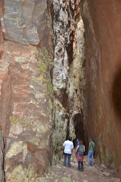 Le cave dismesse dell'alabastro di Busca consistono i cinque gole sul versante orientale della collina dell'Eremo.  Un ambiente assai suggestivo che però non può ancora essere visitato senza accompagnamento