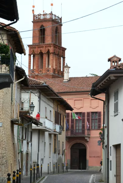L'entrata del municipio e la torre comunale