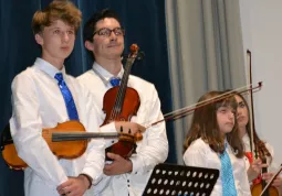 Il prossimo ottobre inizia il nuovo anno scolastico del Civico istituto musicale “A. Vivaldi”. Qui alcuni studenti durante un concerto