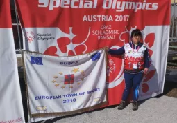 Paola ha portato con sè, su consegna del Sindaco, la bandiera ufficiale di Busca Città europea dello Sport