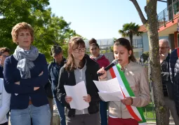 La assessora comunale alle Pari opportunità Carla Eandi con la sindaca junior Greta Marino e  la sua vice Giulia Minetti