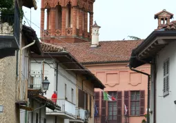 L'entrata del municipio e la torre comunale