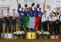 Il giovane campione buschese con la squadra italiana sul gradino più altro del podio