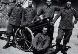 Giuseppe Fornero primo a sinistra, con alcuni suoi commilitoni, prima di partire per il fronte russo