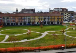La realizzazione del parco in piazza Dante Alighieri è sostenuto dal Comune con i significativi contributi del Lions club Busca e Valli e Busce&Verde. Si sta concludendo il primo lotto di lavori.  L'impegno complessivo previsto è di 100 mila euro