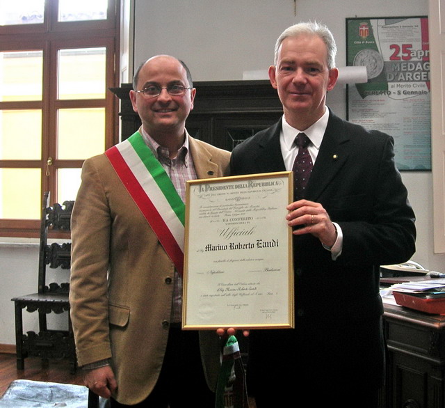 Il sindaco, Luca Gosso, con Marino Roberto Eandi