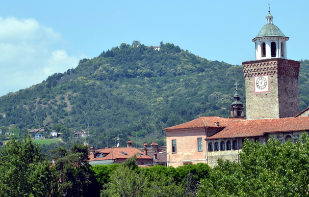 La collina dell'Eremo e il campanile della Rossa, i due simboli della città 