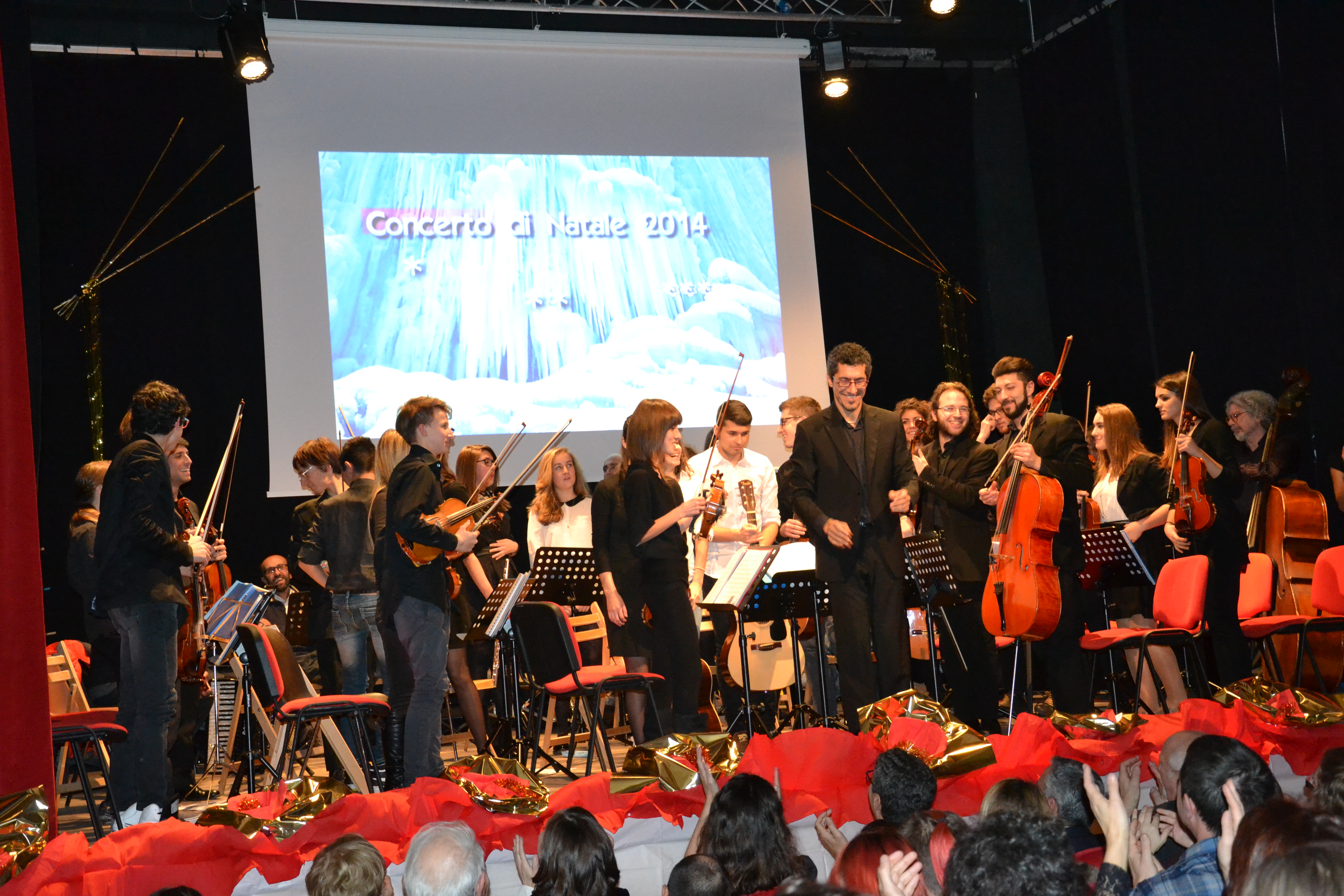 I saluti finali del concerto di Natale di sabato scorso al Teatro Civico