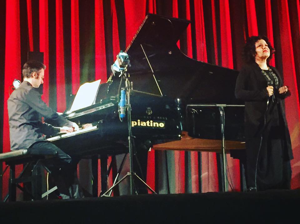  Andrea Bacchetti e Antonella Ruggiero  sul palco del Lux con lo spettacolo“La vita imprevedibile delle canzoni”