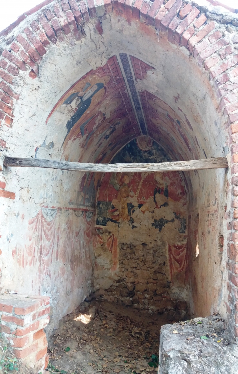 La cappella di san Brizio sulla collina di Morra San Giovanni fu costruita dai monaci benedettini dell'abbazia di Villar San Costanzo  in epoca altomedioevale, probabilmente intorno all'anno Mille