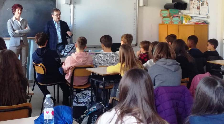 L'incontro nei locali della scuola media del CCR con il Sindaco Marco Gallo e la assessora Carla Eandi L'incontro nei locali della scuola media del CCR con il Sindaco Marco Gallo e la assessora Carla Eandi