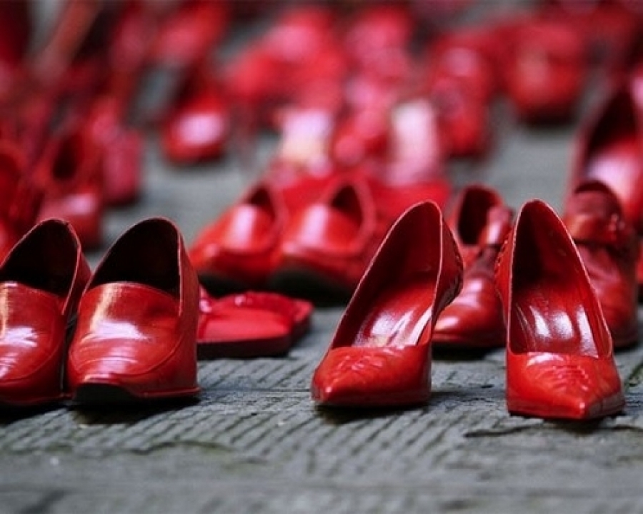 Per l’inaugurazione della Panchina Rossa nel Giardino dell'Infinito, si cercano scarpe rosse da donna, anche usate e malandate, che serviranno per l’allestimento della scenografia: la raccolta avviene al Giardino nei due giovedì pomeriggio precedenti all’evento: il 14 e il 21 novembre. Le scarpe saranno tenute con cura e restituite intatte dopo il 23 novembre Per l’inaugurazione della Panchina Rossa nel Giardino dell'Infinito, si cercano scarpe rosse da donna, anche usate e malandate, che serviranno per l’allestimento della scenografia: la raccolta avviene al Giardino nei due giovedì pomeriggio precedenti all’evento: il 14 e il 21 novembre. Le scarpe saranno tenute con cura e restituite intatte dopo il 23 novembre