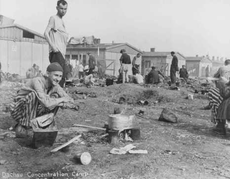 Sopravvissuti del campo di concentramento di Dachau, subito dopo la liberazione del 29 aprile 1945
