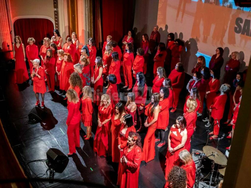 Mostra L'altra metà: l'8 marzo flash mob #100 donne vestite di rosso  nel parco della Resistenza
