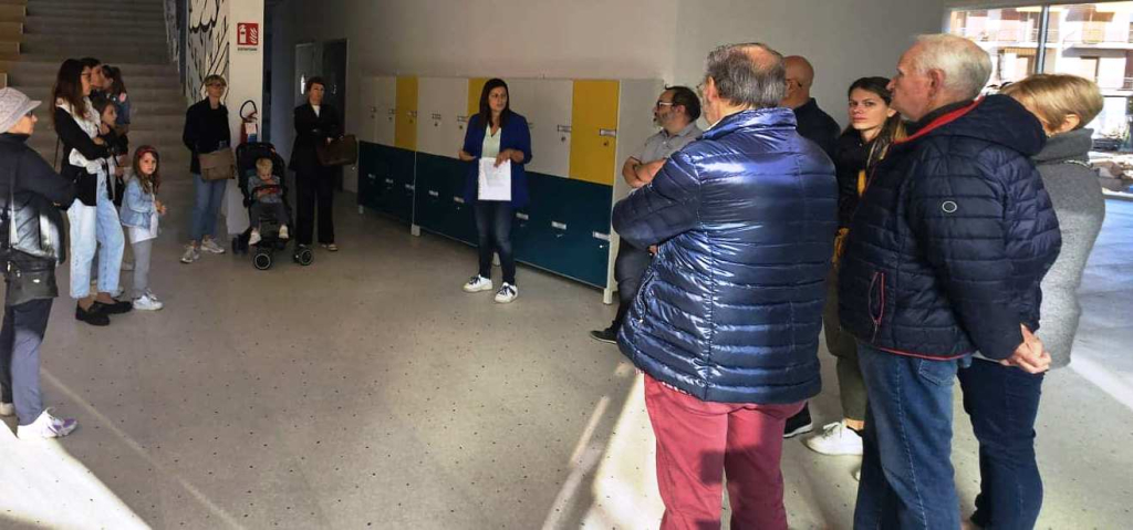 Il sndaco Ezio Donadio, l’assessora all’Istruzione Lucia Rosso e il dirigente Davide Martini hanno accompagnato le visite alla nuova scu Il sndaco Ezio Donadio, l’assessora all’Istruzione Lucia Rosso e il dirigente Davide Martini hanno accompagnato le visite alla nuova scu
