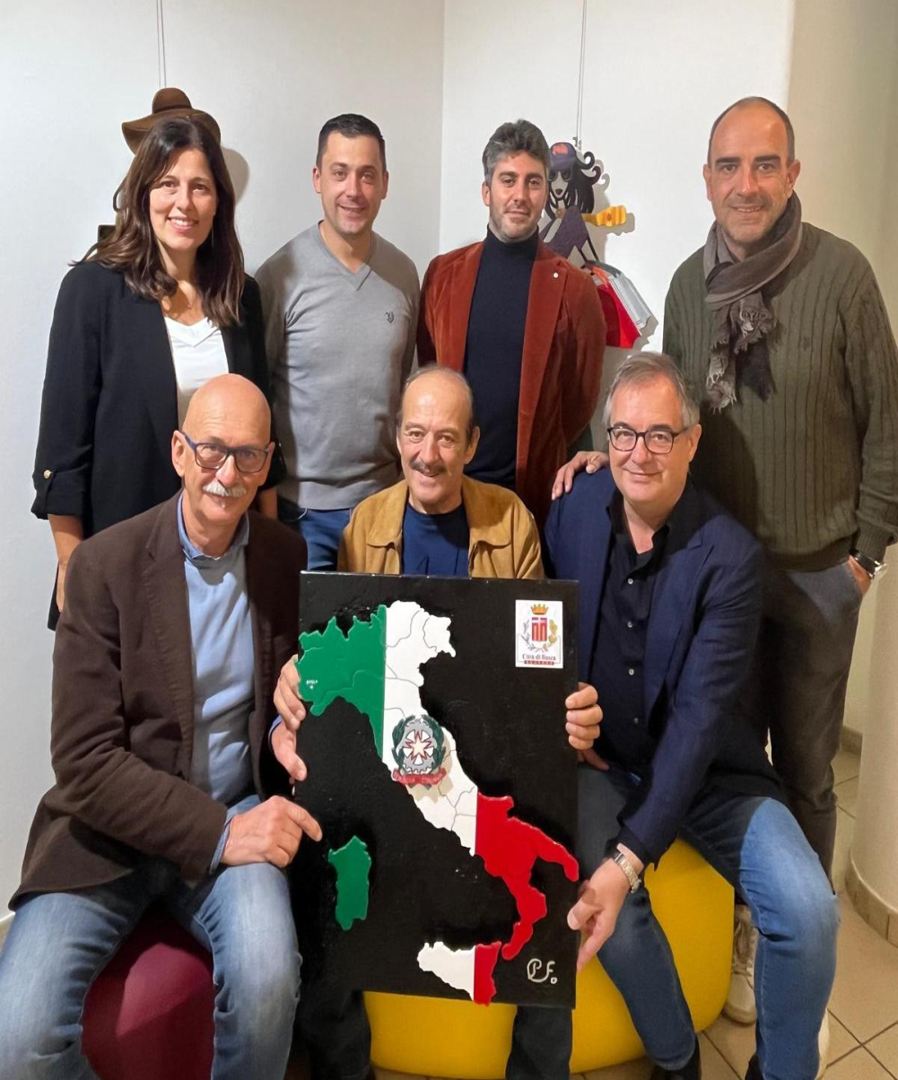 Pierfranco Cerutti, buschese, ha donato alla Città una sua opera, consegnata nella mani del sindaco Ezio Donadio, dell’assessora alla Cultura Lucia Rosso e degli assessori Diego Bressi, Giovanni Cismondi e Bruno Olivero, presente anche l’assessore regionale Marco Gallo Pierfranco Cerutti, buschese, ha donato alla Città una sua opera, consegnata nella mani del sindaco Ezio Donadio, dell’assessora alla Cultura Lucia Rosso e degli assessori Diego Bressi, Giovanni Cismondi e Bruno Olivero, presente anche l’assessore regionale Marco Gallo