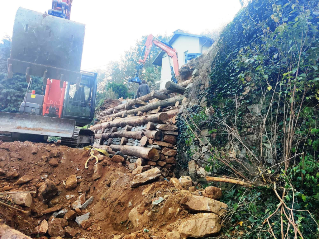 Sistemazione del terrapieno, in parte crollato in seguito alle piogge, del cortile della Casa Alpina Sistemazione del terrapieno, in parte crollato in seguito alle piogge, del cortile della Casa Alpina