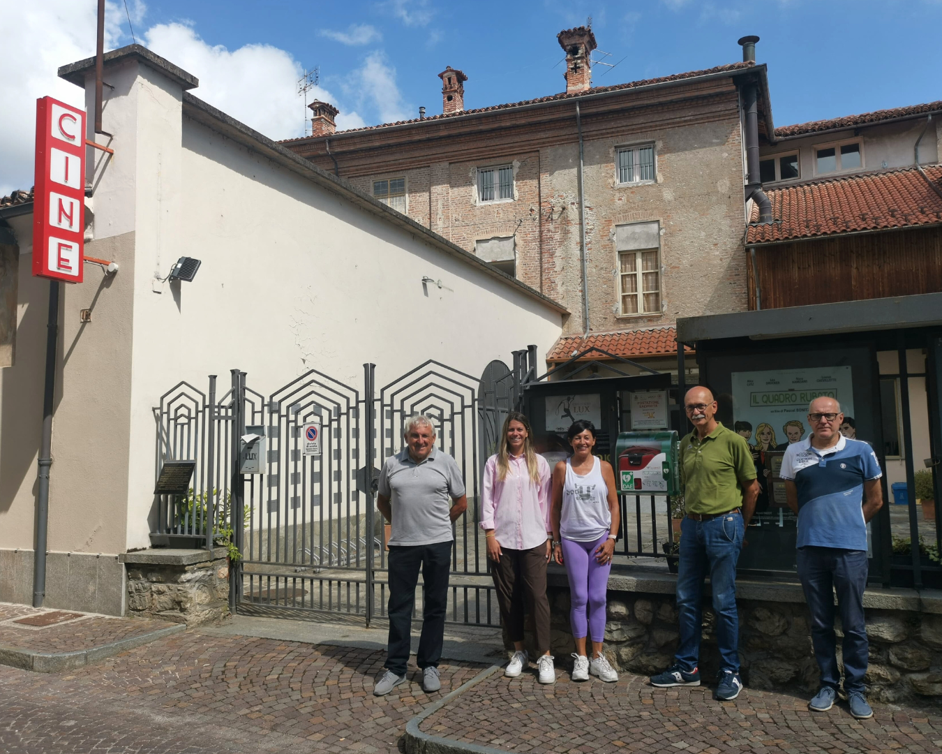 Il nuovo DAE posizionato all’ingresso del Cinema Lux. In foto, a partire da destra, il presidente Enrico Giubergia del Comitato della CRI Busca, il Sindaco Ezio Donadio, la presidente dell’ASD Body Style Laura Delfino, la Vice-sindaca Beatrice Aimar e il consigliere Gianpiero Marino della CRI Busca Il nuovo DAE posizionato all’ingresso del Cinema Lux. In foto, a partire da destra, il presidente Enrico Giubergia del Comitato della CRI Busca, il Sindaco Ezio Donadio, la presidente dell’ASD Body Style Laura Delfino, la Vice-sindaca Beatrice Aimar e il consigliere Gianpiero Marino della CRI Busca