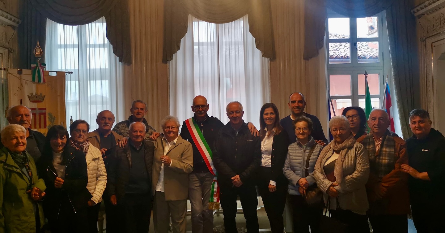 Il sindaco Ezio Donadio e gli assessori Bressi e Rosso insieme agli ospiti argentini e alcuni componenti del Comitato Gemellaggi Il sindaco Ezio Donadio e gli assessori Bressi e Rosso insieme agli ospiti argentini e alcuni componenti del Comitato Gemellaggi