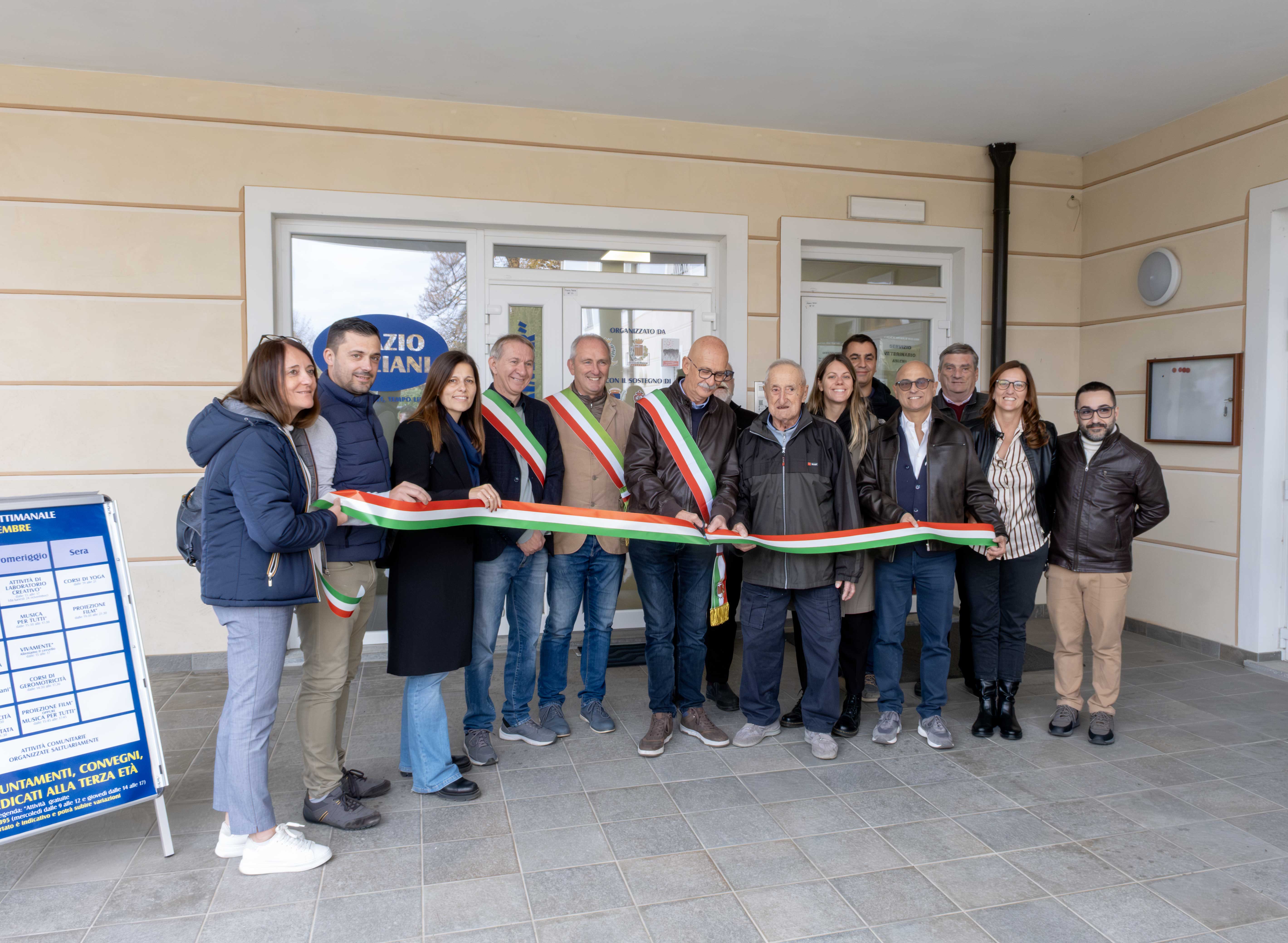 Il taglio del nastro all'inaugurazione dello Spazio Anziani
