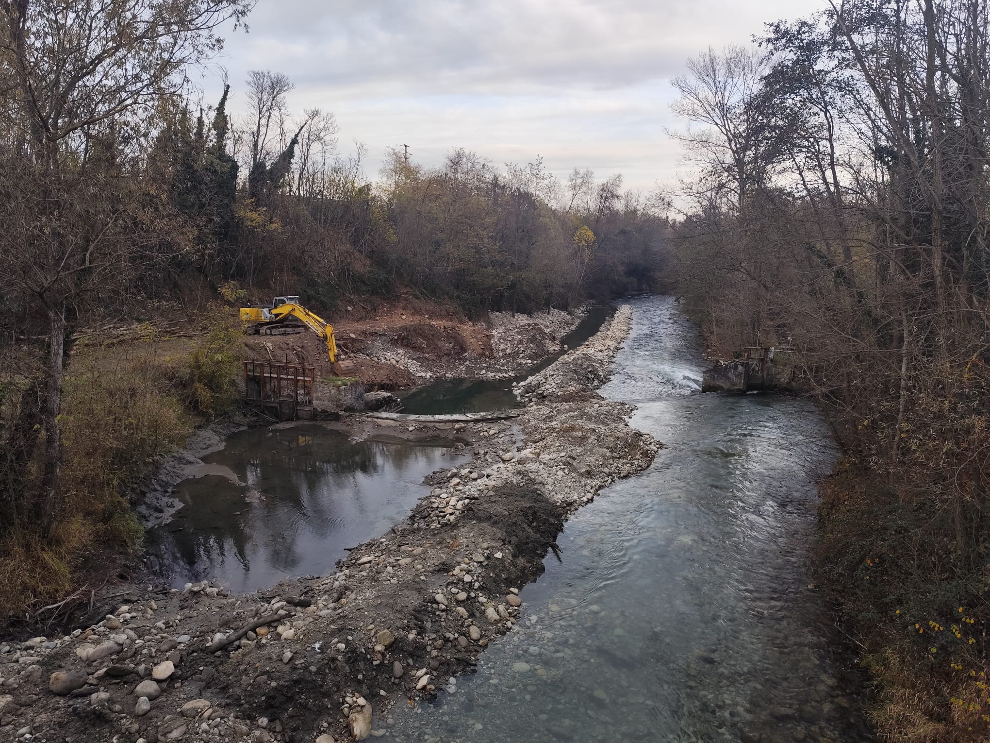 Un tratto del torrente Maira durante i lavori di riqualificazione