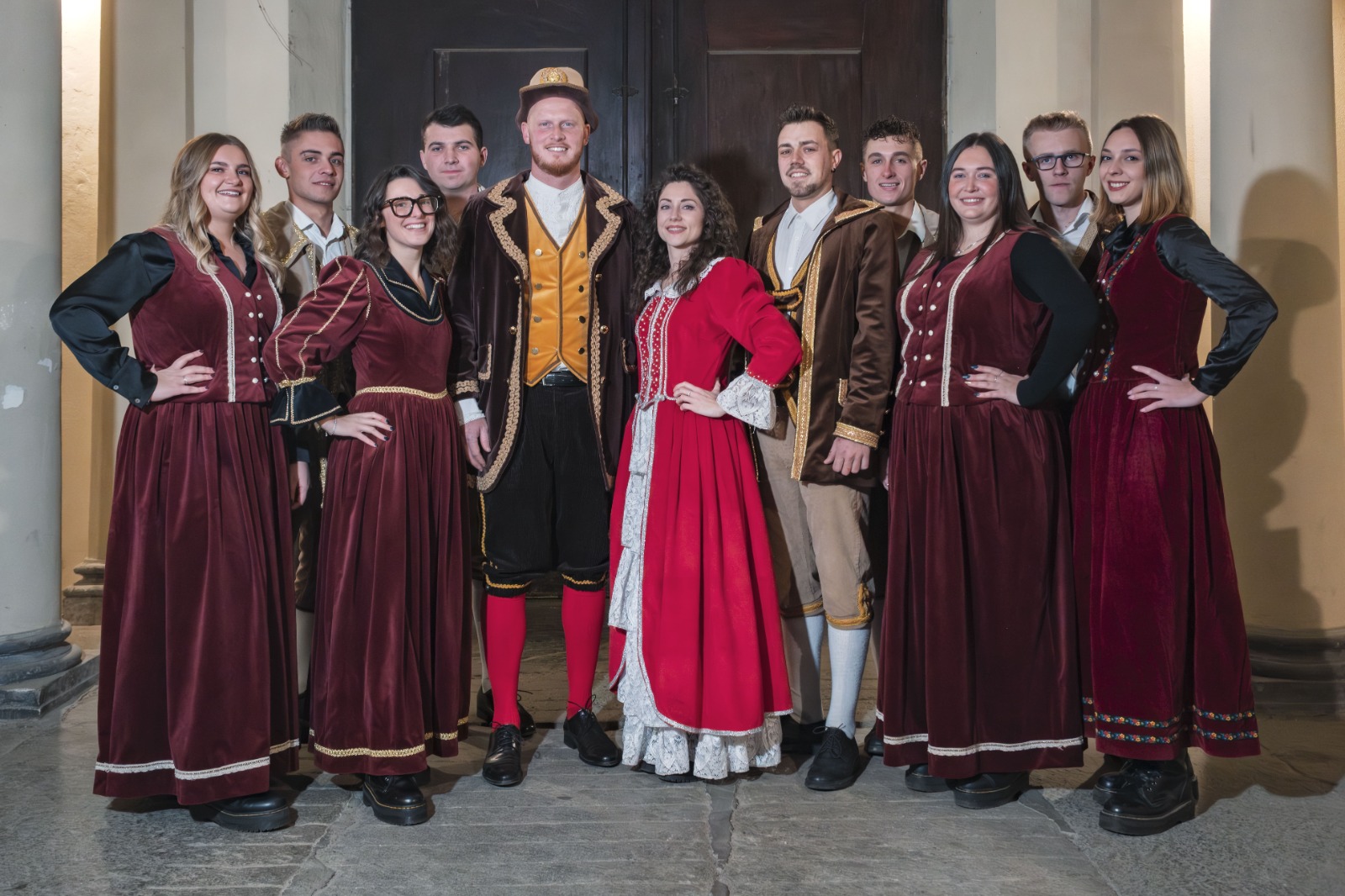 Micon e Miconëtta con l’allegro gruppo di maschere