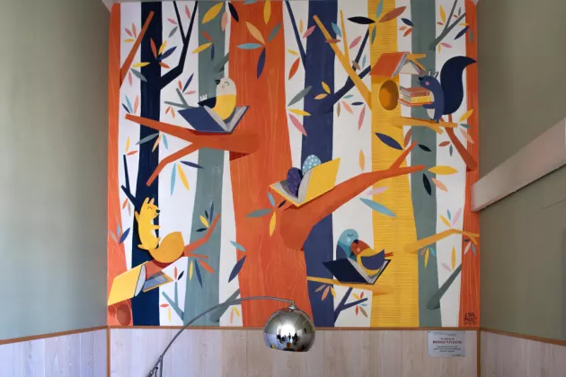 La nuova decorazione murale all'ingresso della Biblioteca