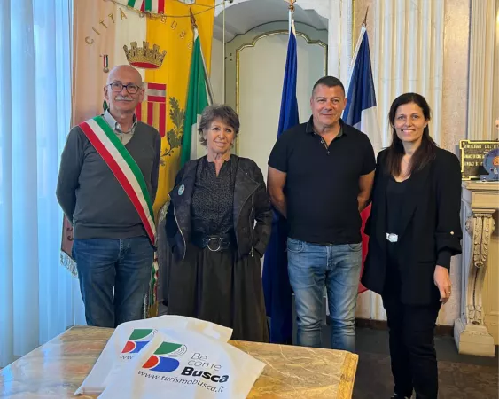 Il sindaco Ezio Donadio e l’assessora alla Cultura Lucia Rosso insieme alla presidente del Centre d'Astronomie Claude Bouliou e il direttore Fabien Marquet 