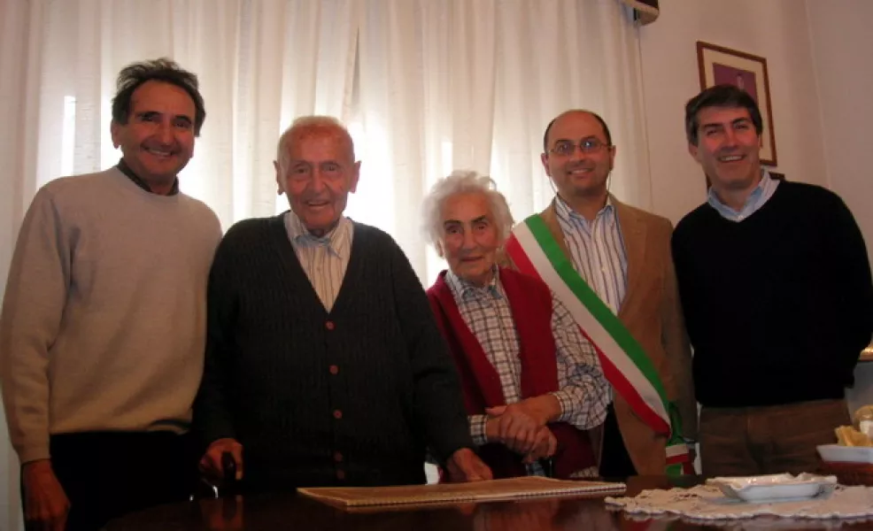 Giovanni Martinale nel salotto di casa sua con la moglie Eugenia, il figlio Franco, il sindaco, Luca Gosso, e l'assessore Gianmichele Cismondi