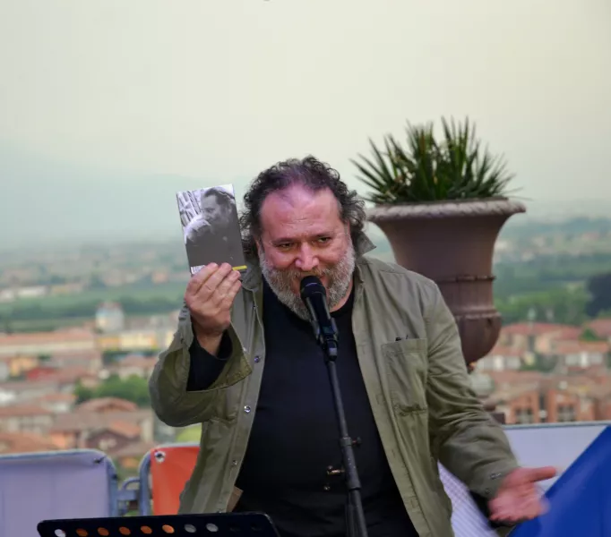 Vincenzo Costantino, detto Cinaski, nello spettacolo sulla terrazza del parco del Roccolo