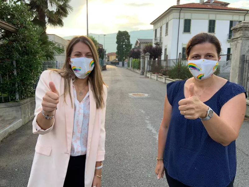 Le assessore Istruzione e Famiglia, Lucia Rosso, e Politiche giovanili, Beatrice Aimar indossano le mascherine realizzate dal Salotto delle donne appositamente per le iniziative estive 