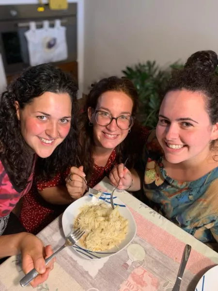 Elisa Rosso, Giulia Berardo e Simona Chiari davanti al lro piatto preferito, le ravioles della valle Varaita
