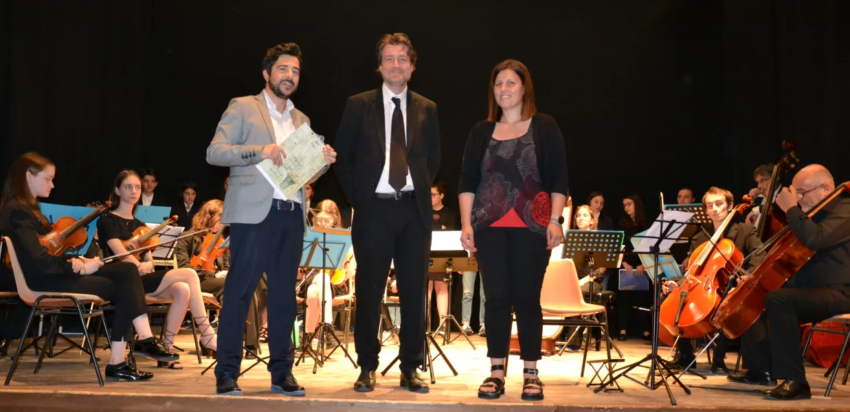 Da sinistra, il presentatore della serata Andrea Caponnetto, il maestro Maurizio Fornero, direttore dell’Istituto e dell’Academia Momtis Regalis, la assessora Lucia Rosso