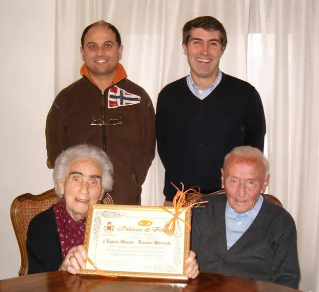 Giovanni Martinale con la signora Eugenia, il sindaco, Luca Gosso, e il vice-sindaco, Gianmichele Cismonmdi
