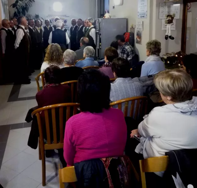 Grande partecipazione ieri pomeriggio alla sedicesima edizione del concerto natalizio “Musica in Hospice” nell'hospice di Busca tenuto quest'anno dalla corale “La Baita” del Cai di Cuneo 