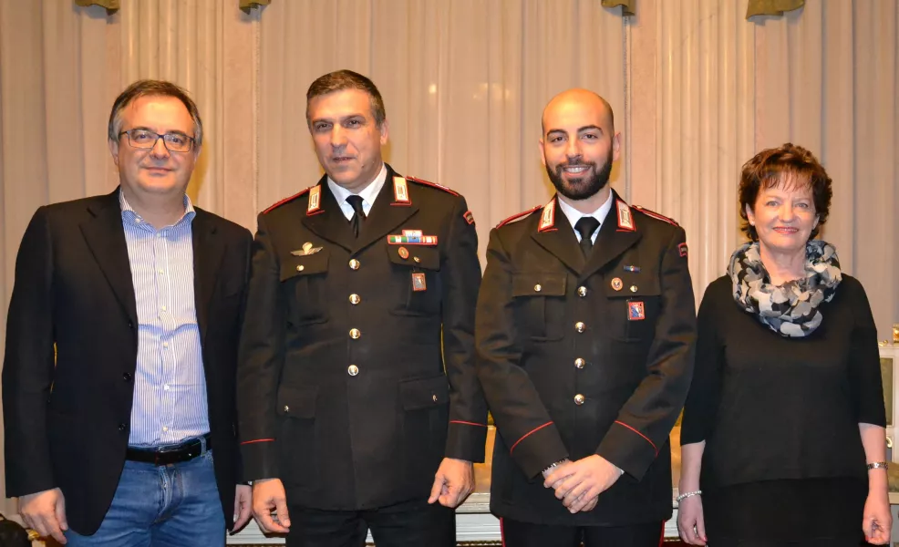 Il nuovo comandante della stazione dei Carabinieri di Busca, maresciallo Matteo Corvino, con il suo predecessore Passerò e i sindaci di Busca e Tarantasca