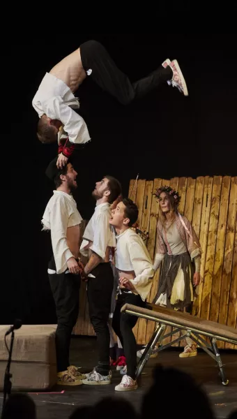 Busca ospiterà la prima italiana dello sfarzoso “Younak” degli slovacchi Novvy Cirkus, in cui si esibiranno attori e acrobati oltre a un nutrito gruppo di musicisti per mettere in scena uno dei maggiori spettacoli di circo in Europa