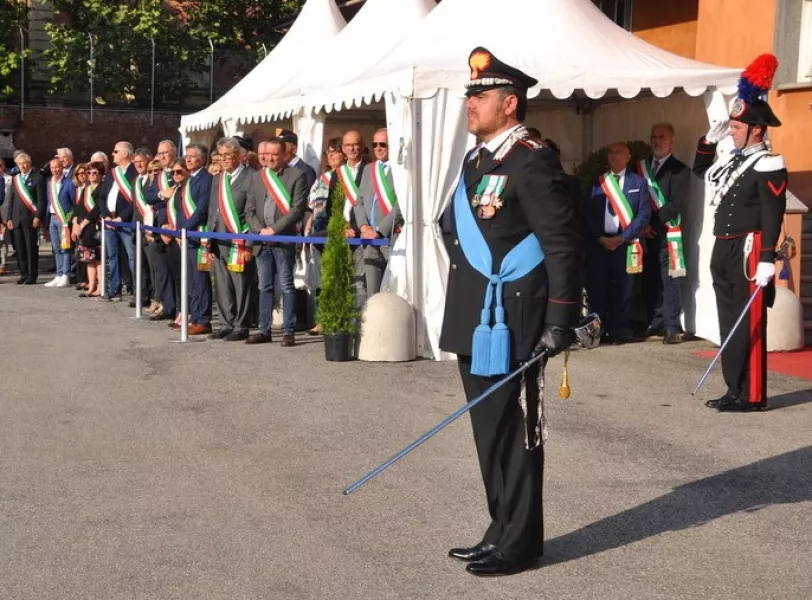 Ezio Donadio fra i rappresentanti dei Comuni della provincia di Cuneo ieri alla cerimonia dell'Arma dei Carabinieri