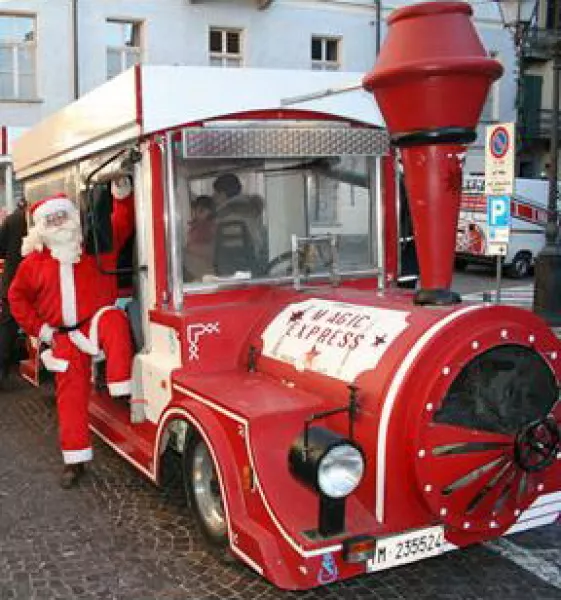 Babbo Natale arriva con il trenino