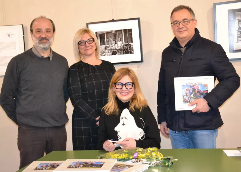 I fotografi Renata Busettini e Max Ferrero con il sindaco Marco Gallo e Cristina Giaccardo di Busca Fotoclik, l'associazione che ha organizzato la mostra