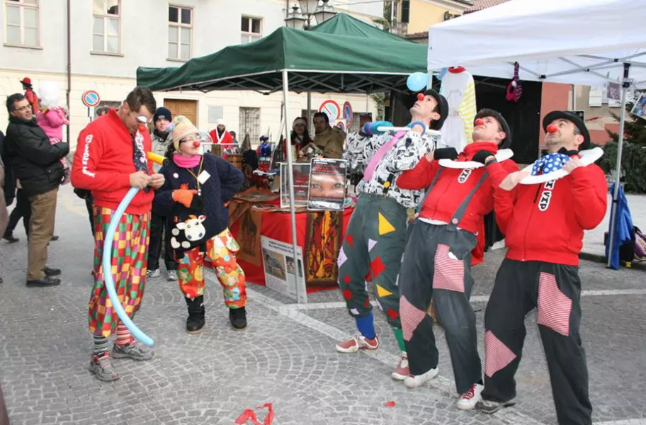 Pagliacci dell’associazione clownterapia Conivip Cuneo ieri in piazza della Rossa