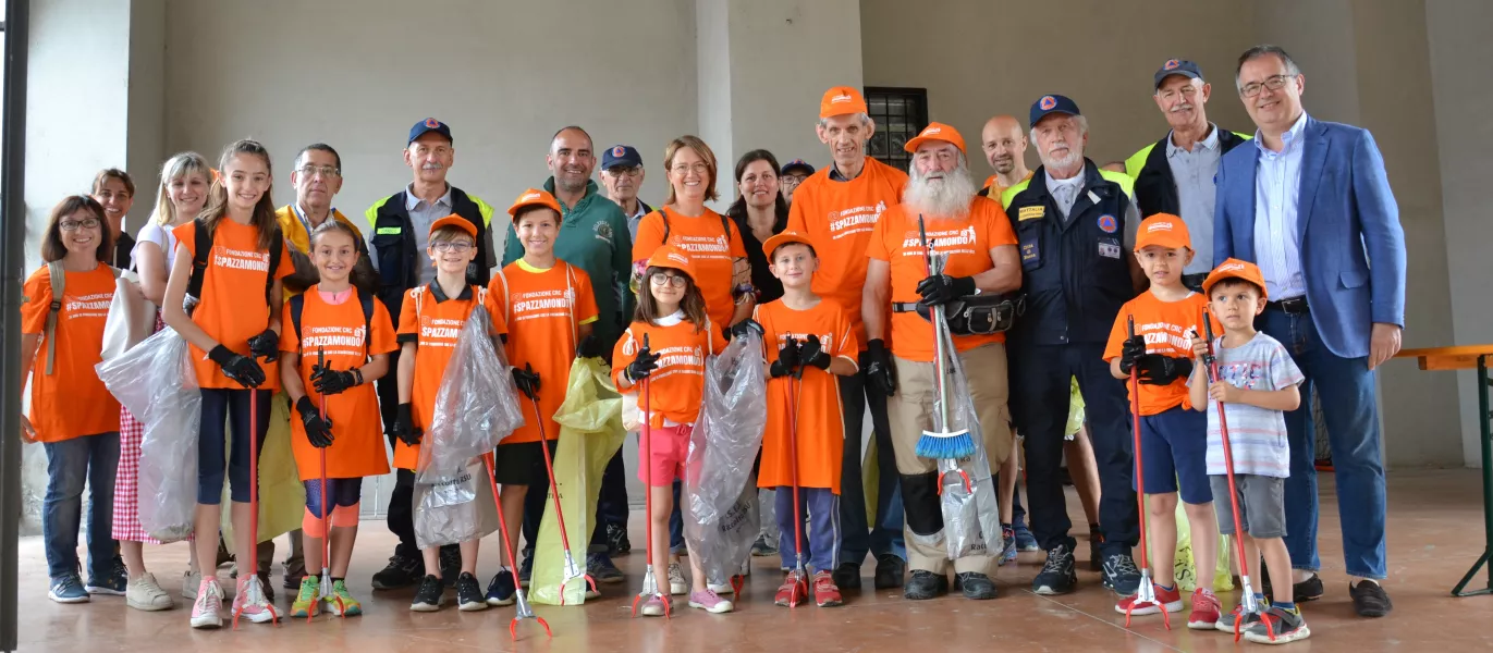 Partecipanti e amministratori comunali prima della partenza per la pulizia nelle vie cittadine