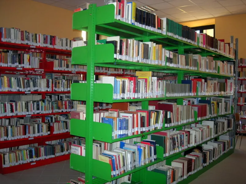 Una sala della biblioteca comunale