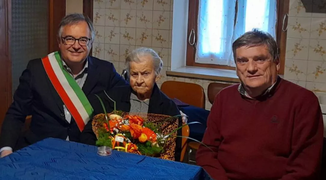Maria Barra, cent'anni oggi, con il sindaco, Marco Gallo, e il parroco, don Roberto Bruna