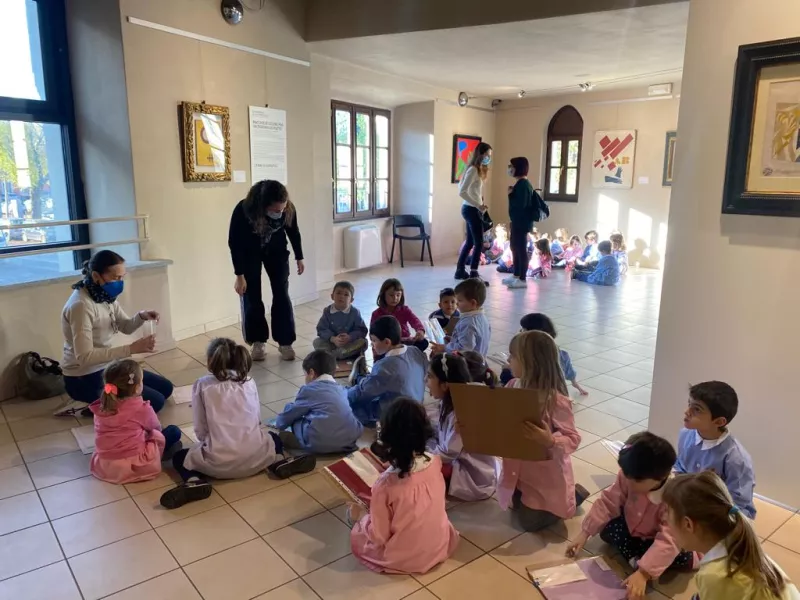 Questa mattina  i bambini della scuola paritaria dell’infanzia Don Becchis di Busca in visita alla mostra “Da Kandinsky ai contemporanei” in Casa Francotto
